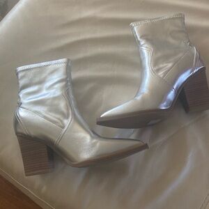 Gorgeous Mia Girl silver boots